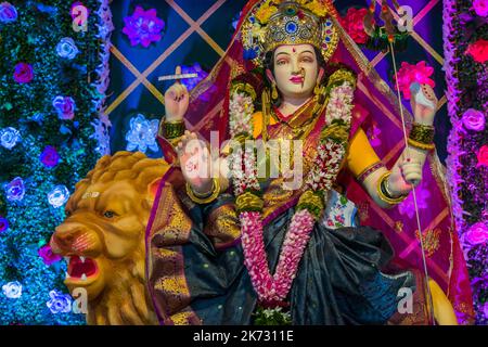 Ein schönes Idol von Maa Durga, das an einem mandal in Mumbai für das verheißungsvolle indische Festival von Navratri angebetet wird Stockfoto