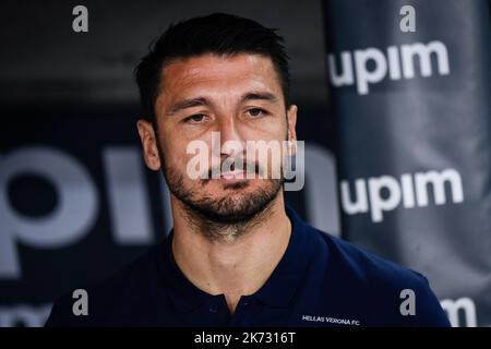 Verona, Italien. 16. Oktober 2022. Salvatore Bocchetti, Cheftrainer des FC Hellas Verona, blickt vor dem Fußballspiel der Serie A zwischen dem FC Hellas Verona und dem AC Mailand zurück. Kredit: Nicolò Campo/Alamy Live Nachrichten Stockfoto