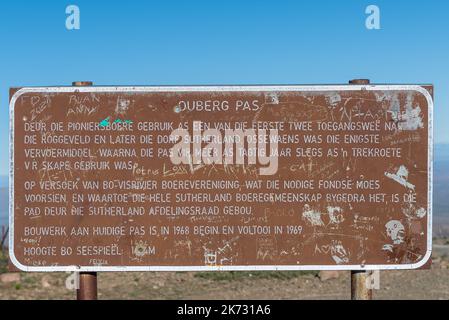 SUTHERLAND, SÜDAFRIKA - SEP 4, 2022: Informationsschild auf dem Ouberg Pass in der Nähe von Sutherland in der Provinz Nordkap Stockfoto