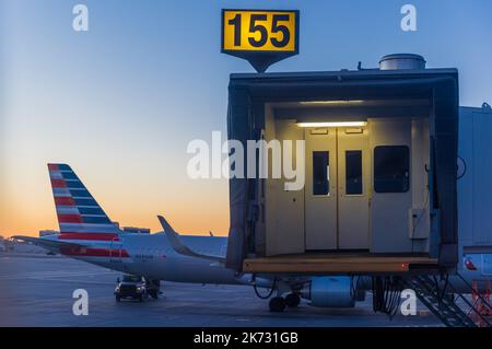 WASHINGTON, USA - 8. FEBRUAR 2022: Airbus A321 von American Airlines auf dem internationalen Flughafen Washington (WAS). Airbus ist ein europäisches Flugzeug Stockfoto