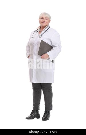 Porträt der kaukasischen reifen nachdenklichen Arzt weiblich hält Zwischenablage. Stockfoto