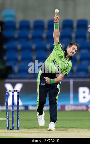 Hobart, Australien. 17.. Oktober 2022. Mark Adair von Irland bowle während des ICC Men's World Cup Match T20 zwischen Irland und Simbabwe am 17. Oktober 2022 im Bellerive Oval in Hobart, Australien. BILD NUR FÜR REDAKTIONELLE VERWENDUNG - AUSSCHLIESSLICH KEINE KOMMERZIELLE NUTZUNG Quelle: Izhar Ahmed Khan/Alamy Live News/Alamy Live News Stockfoto