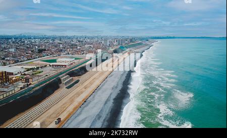 Lima, Peru. Oktober 2022. Luftaufnahme des Baus der Autobahn Costa Verde, La Perla Bezirk. Stockfoto