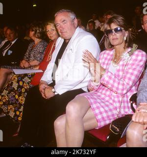 INGEMAR JOHANSSON Schwedischer Schwergewicht-Boxweltmeister im Jahr 1960s mit Frau Edna Alsterlund und der schwedischen Prinzessin Birgitta bei einer Boxgala Stockfoto