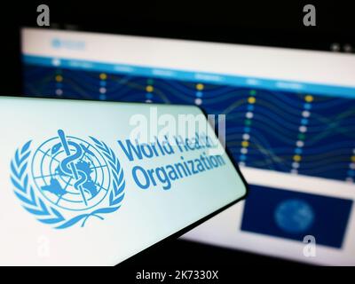 Mobiltelefon mit Logo der Weltgesundheitsorganisation (WHO) auf dem Bildschirm vor der Website. Konzentrieren Sie sich auf die Mitte links des Telefondisplays. Stockfoto