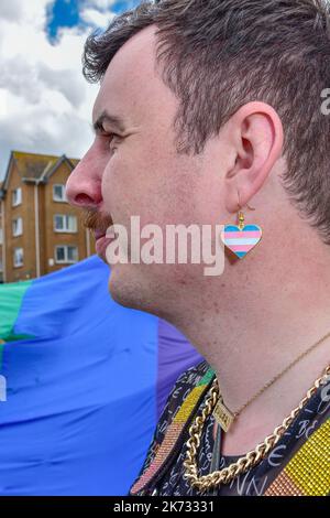 Ein Teilnehmer an der farbenfrohen Cornwall Prides Pride Parade im Zentrum von Newquay in Großbritannien. Stockfoto