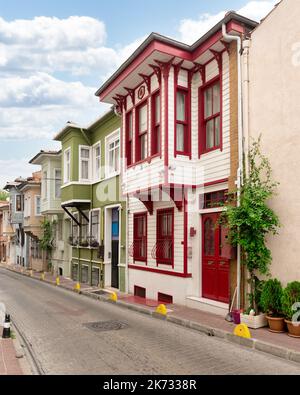 Gepflasterte Gasse, mit schönen alten bunten traditionellen Holzhäusern auf der Seite, geeignet in Fatih Bezirk, Istanbul, Türkei, an einem Sommertag Stockfoto