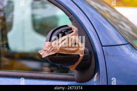Vandalismus am Außenspiegel eines Autos Stockfoto