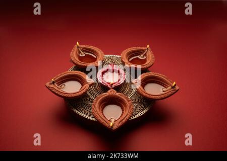Frohes Diwali. Diya-Lampen leuchten während der diwali-Festungsfeier. Stockfoto