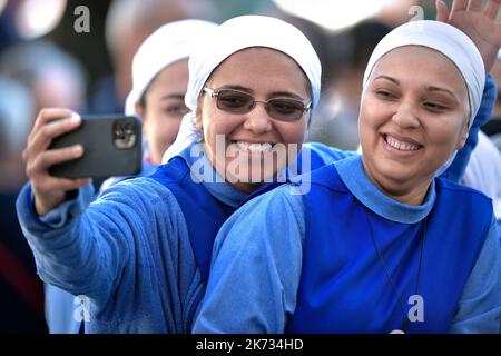 Vatikanstadt, Vatikanstadt. 15. Oktober 2022. Junge Nonnen machen ein Selfie, während sie auf die Audienz des Papstes in St. Peters SquarePapst Franziskus, während des Treffens mit Mitgliedern der Communion and Liberation (Communion and Liberation) katholischen Laienbewegung in St.. Petersplatz im Vatikan, Samstag, 15. Oktober 2022 . Kredit: dpa/Alamy Live Nachrichten Stockfoto