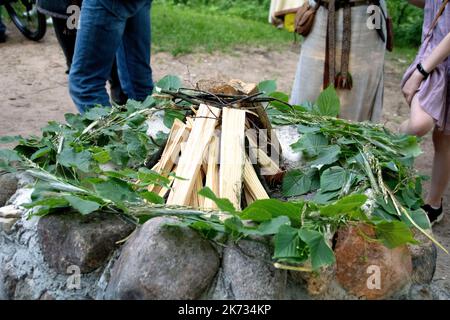 Fotoaufzeichnungen des Feuers, die auf einem Stapel im Freien gestapelt sind Stockfoto