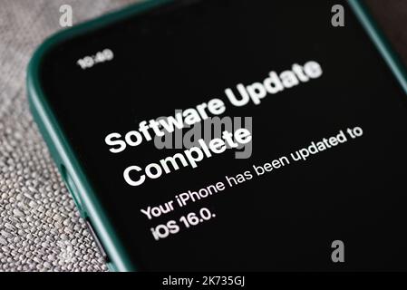 IPhone mit iOS 16 Software-Update abgeschlossen auf dem Bildschirm Nahaufnahme, neues Betriebssystem 2022-2023 auf iPhone Apple-Geräte Subversion ios 16 : Bangko Stockfoto