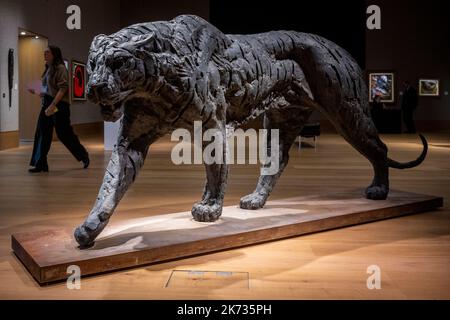 London, Großbritannien. 17. Oktober 2022. ‘Striding Tiger’, eine Bronze des südafrikanischen Künstlers Dylan Lewis (Est. £60.000 - £80.000) bei einer Vorschau auf Bonhams Verkauf von moderner und zeitgenössischer afrikanischer Kunst, der am 19. Oktober in Bonhams Galerien in der New Bond Street stattfindet. Kredit: Stephen Chung / Alamy Live Nachrichten Stockfoto