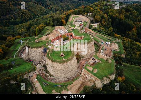 Srebrna Gora Festung und Sudety Berge in der Herbstsaison, Luftdrohne Ansicht. Militärische Festung Wahrzeichen für Touristen in Niederschlesien, Polen Stockfoto