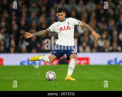 15 Okt 2022 - Tottenham Hotspur gegen Everton - Premier League - Tottenham Hotspur Stadium Cristian Romero von Tottenham während des Premier League-Spiels gegen Everton. Picture : Mark Pain / Alamy Live News Stockfoto