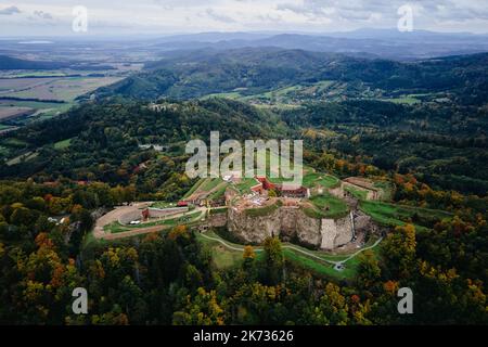 Srebrna Gora Festung und Sudety Berge in der Herbstsaison, Luftdrohne Ansicht. Militärische Festung Wahrzeichen für Touristen in Niederschlesien, Polen Stockfoto