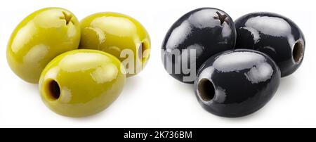 Grüne und schwarze entkernte Oliven isoliert auf weißem Hintergrund. Stockfoto