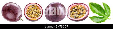 Dunkelviolette Passionsfrüchte und die Hälfte der Früchte mit seedly Fleisch auf weißem Hintergrund. Datei enthält Beschneidungspfade. Stockfoto