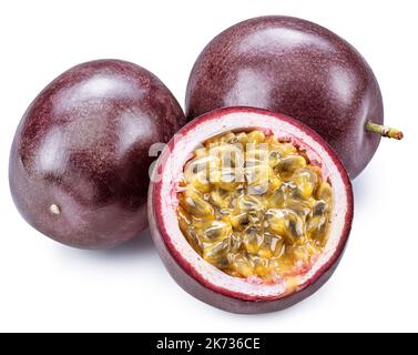 Dunkelviolette Passionsfrüchte und die Hälfte der Früchte auf weißem Hintergrund. Stockfoto
