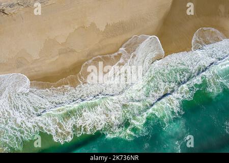 Luftaufnahme mit Blick auf Wellen, die am Strand, New Jersey, USA, krachen Stockfoto