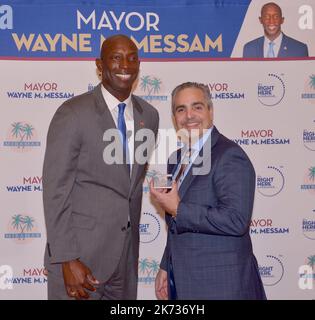 Miramar, USA. 13. Oktober 2022. MIRAMAR, FL – 13. OKTOBER: Bürgermeister Wayne M. Messam und Albert Milo Jr., Präsident der Related Urban Development Group, nehmen am 13. Oktober 2022 an den Hispanic Business Awards 2022 im Miramar Cultural Center in Miramar, Florida, Teil. (Foto von JL/Sipa USA) Quelle: SIPA USA/Alamy Live News Stockfoto