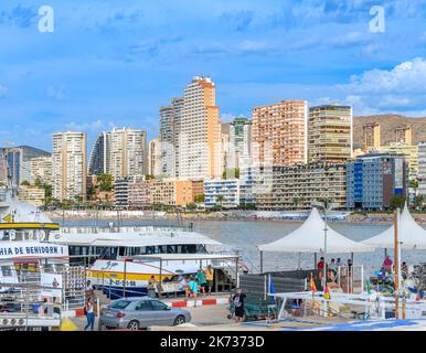 Die beliebte Strandpromenade, Promenade und Strände am Weststrand (Poniente) in Benidorm an der Costa Blanca Küste des Mittelmeers, Spanien. Stockfoto