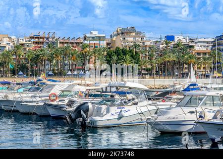 Benidorm Marina und Strandpromenade, Promenade und Strände am Weststrand (Poniente) in Benidorm an der Costa Blanca Küste des Mittelmeers, Spanien. Stockfoto