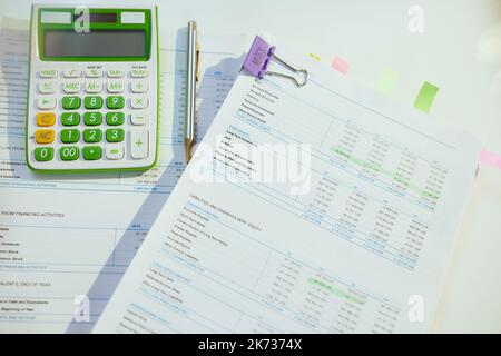 Steuerzeit. Rechner und Dokumente auf dem Tisch. Stockfoto