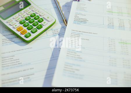 Steuerzeit. Rechner und Dokumente auf dem Tisch. Stockfoto