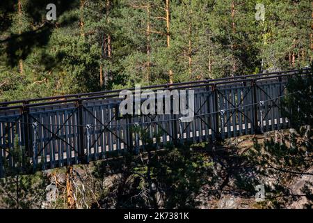 Finnland. 11. September 2022. Neue Lapinsalmi-Brücke, die 2019 als Ersatz für die alte gebrochene Hängebrücke im Repovesi-Nationalpark in Finnland errichtet wurde Stockfoto