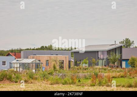 Almere, Niederlande - 14. Juli 2022: Neue niederländische Häuser wurden von eigenen Eigentümern in Almere, Niederlande, entwickelt und gebaut Stockfoto