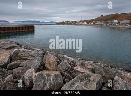 Blick auf das Dorf Pond Inlet (Mittimatalik) von der anderen Seite der Bucht am Arktischen Ozean Stockfoto