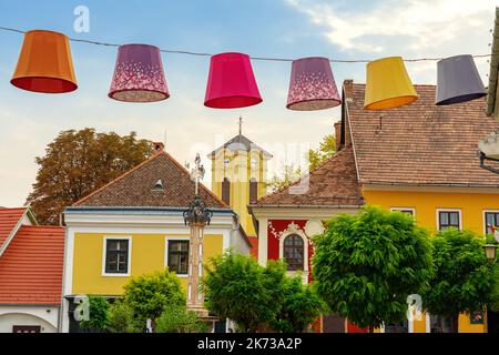 Hauptplatz des schönen Szentendre neben Budapest in Ungarn mit bunten Bannerdekorationen Stockfoto