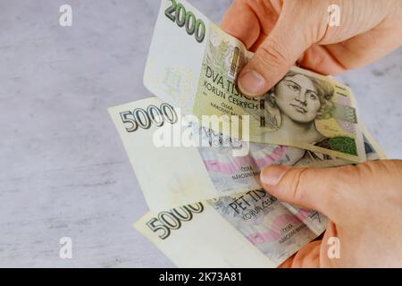 In der Tschechischen Republik hält und zählt man tschechische Kronen-Banknoten Stockfoto