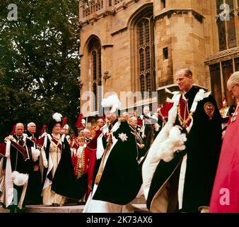 Königin Elizabeth und Prinz Phillip nehmen Anfang 1960s an der Trauerzeremonie im Schloss Windsor Teil. Stockfoto