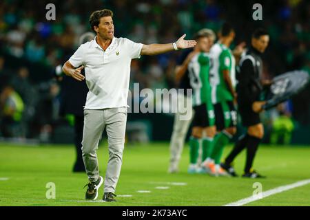 Sevilla, Spanien. Am 16. Oktober 2022 spielte UD Almeria-Cheftrainer Joan Francesc Ferrer Rubi während des La Liga-Spiels zwischen Real Betis und UD Almeria am 16. Oktober 2022 im Benito Villamarin-Stadion in Sevilla, Spanien. (Foto von Antonio Pozo / PRESSIN) Stockfoto