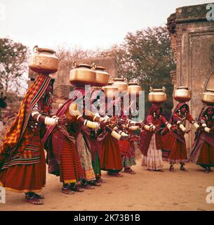 Ein Vintage-Farbfoto aus dem Jahr 1961, das traditionelle Volkstänzer in Hyderabad in Indien zeigt. Stockfoto