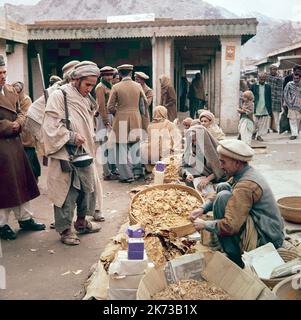 Ein Vintage-Farbfoto aus dem Jahr 1967, das Männer auf einem Markt in Landi Kotal in der Nähe des Khyber-Passes in Pakistan zeigt. Stockfoto