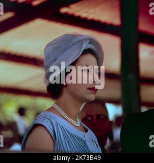 Ein Vintage-Farbfoto aus dem Jahr 1964, das Königin Elizabeth II. Während einer Afrikareise zeigt. Stockfoto