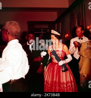 Königin Elizabeth II. Bei einem Empfang, der zu ihren Ehren in Indien auf ihrer Indien-Tournee 1961 stattfand. Stockfoto