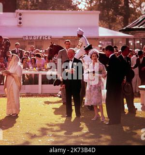 Ein Vintage-Farbfoto, das Königin Elizabeth II. Auf der Fahrerlager der Calcutta Races in Indien während ihrer Tour of India 1961 zeigt. Stockfoto