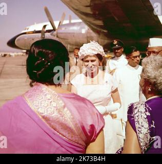 Königin Elizabeth II. Kommt im Rahmen ihrer Indien-Tournee 1961 in Bombay an. Vintage-Farbfoto. Stockfoto