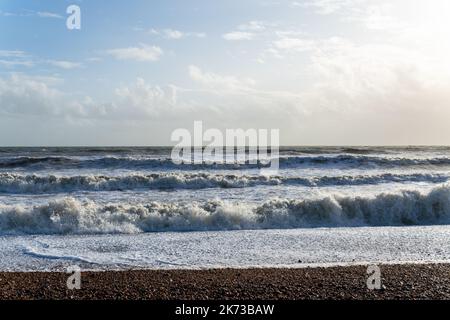 Wellen brechen am Strand von Bexhill in der späten Nachmittagssonne im November Stockfoto