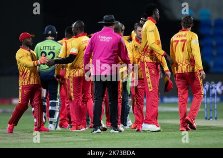 Hobart, Australien. 17.. Oktober 2022. Spieler und Beamte schütteln sich die Hände nach dem ICC Men's World Cup Spiel T20 zwischen Irland und Simbabwe im Bellerive Oval am 17. Oktober 2022 in Hobart, Australien. BILD NUR FÜR REDAKTIONELLE VERWENDUNG - AUSSCHLIESSLICH KEINE KOMMERZIELLE NUTZUNG Quelle: Izhar Ahmed Khan/Alamy Live News/Alamy Live News Stockfoto