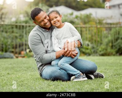 Eine Familie zu sein bedeutet, dass Sie ein Teil von etwas sind. Ein Vater und eine Tochter, die in einem Hinterhof spielen. Stockfoto