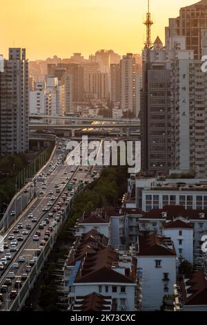 SHANGHAI, CHINA - 17. OKTOBER 2022 - am 17. Oktober 2022 fließt der Verkehr auf der erhöhten Straße des inneren Rings bei Sonnenuntergang um 5pm Uhr in Shanghai, China. Stockfoto