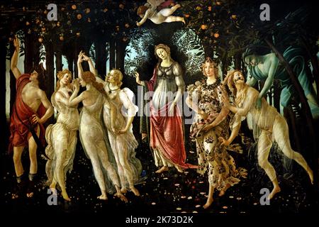 Frühling, Primavera des Frühlings, Sandro Botticelli (Florenz 1445 -1510) , Florenz, Italien. (Zephyrus, umarmt, Nymphe Chloris, bevor sie sie nimmt; sie wird dann nach ihrer Umwandlung in Flora, die Frühlingsgöttin, dargestellt. Zentrum des Gemäldes dominierte Göttin der Liebe und Schönheit, Venus, mit verbundenen Augen Amor, feuerte seinen Pfeil der Liebe) Stockfoto