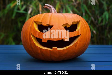 Traditionelle amerikanische gruselige Jack-o'-Laterne, die aus einem Kürbis hergestellt wurde, um den Halloween-Feiertag zu feiern. Stockfoto