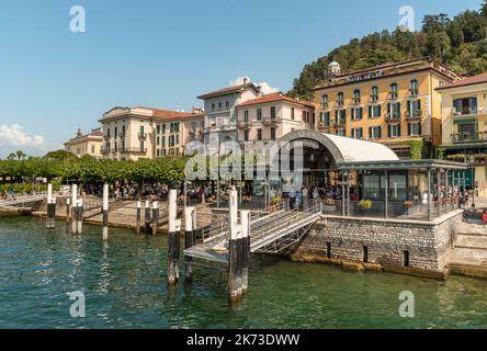 Bellagio, Lombardei, Italien - 5. September 2022: Der Pier des malerischen Dorfes Bellagio mit Touristen warten auf die Fähre für Sehenswürdigkeiten Stockfoto