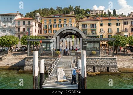 Bellagio, Lombardei, Italien - 5. September 2022: Der Pier des malerischen Dorfes Bellagio mit Touristen warten auf die Fähre für Sehenswürdigkeiten Stockfoto